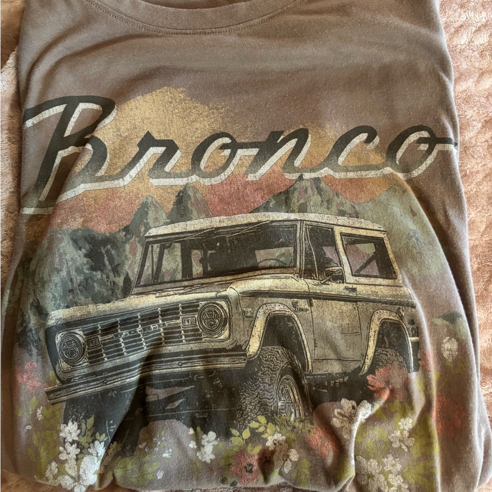 Brown Bronco Graphic T-Shirt 🤎